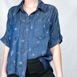 RUE 21 PRINTED SHORT SLEEVED DENIM SHIRT